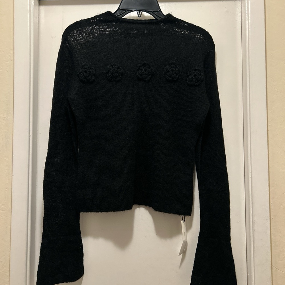 Commense Soft 3D flower panel knit top